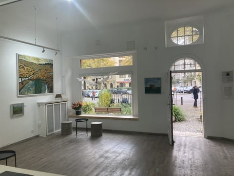 Exhibition room at GALERIE 15, view towards the entrance