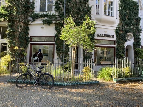Façade of GALERIE 15 on Kuno-Fischer-Straße