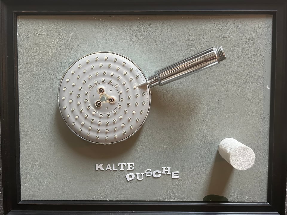 Michael Thomas Schröder, Kalte Dusche – shower head and the pasted letters “Kalte Dusche” on grey ground in a black frame